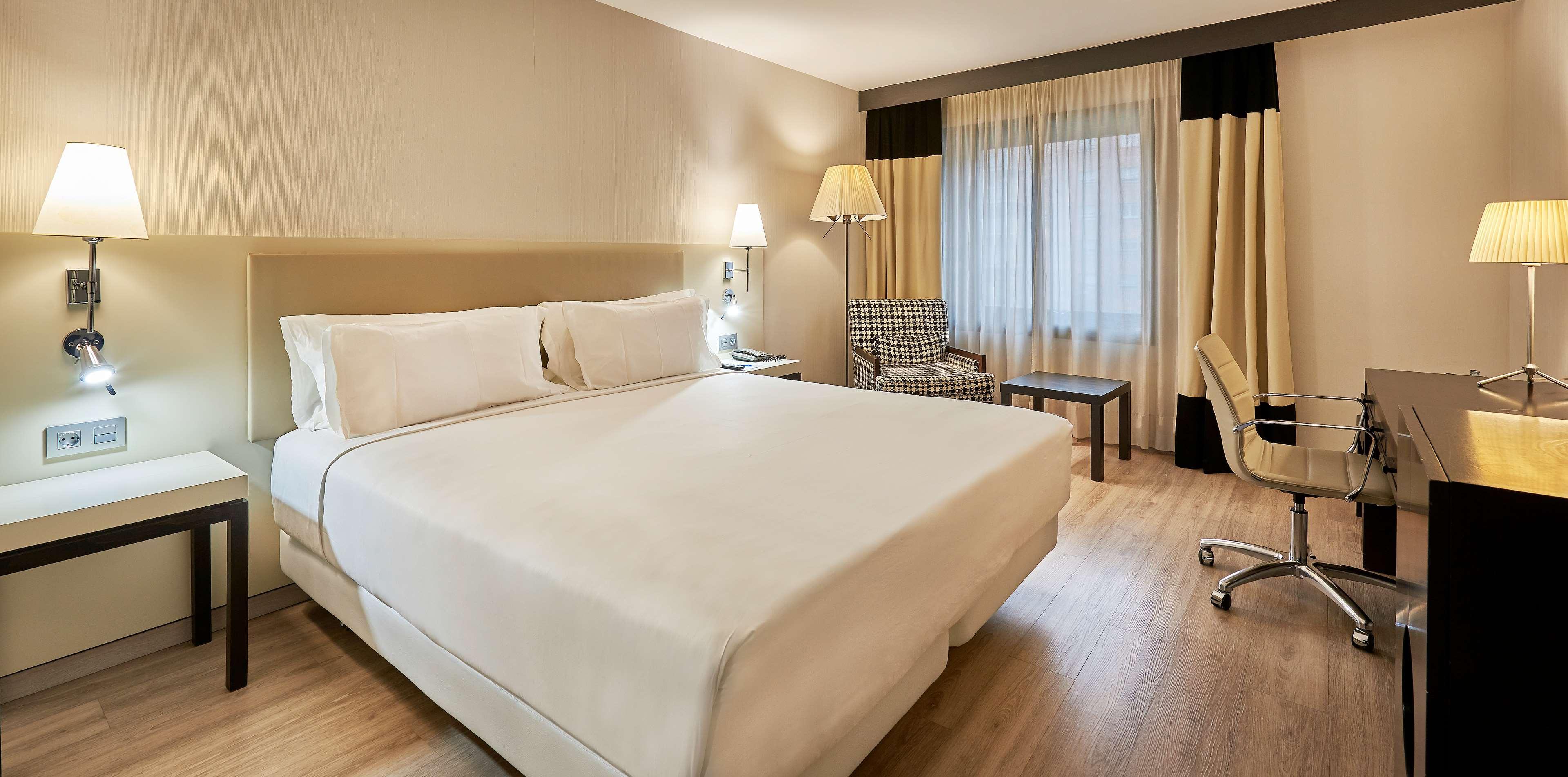 Nh Lleida Pirineos Hotel Bagian luar foto