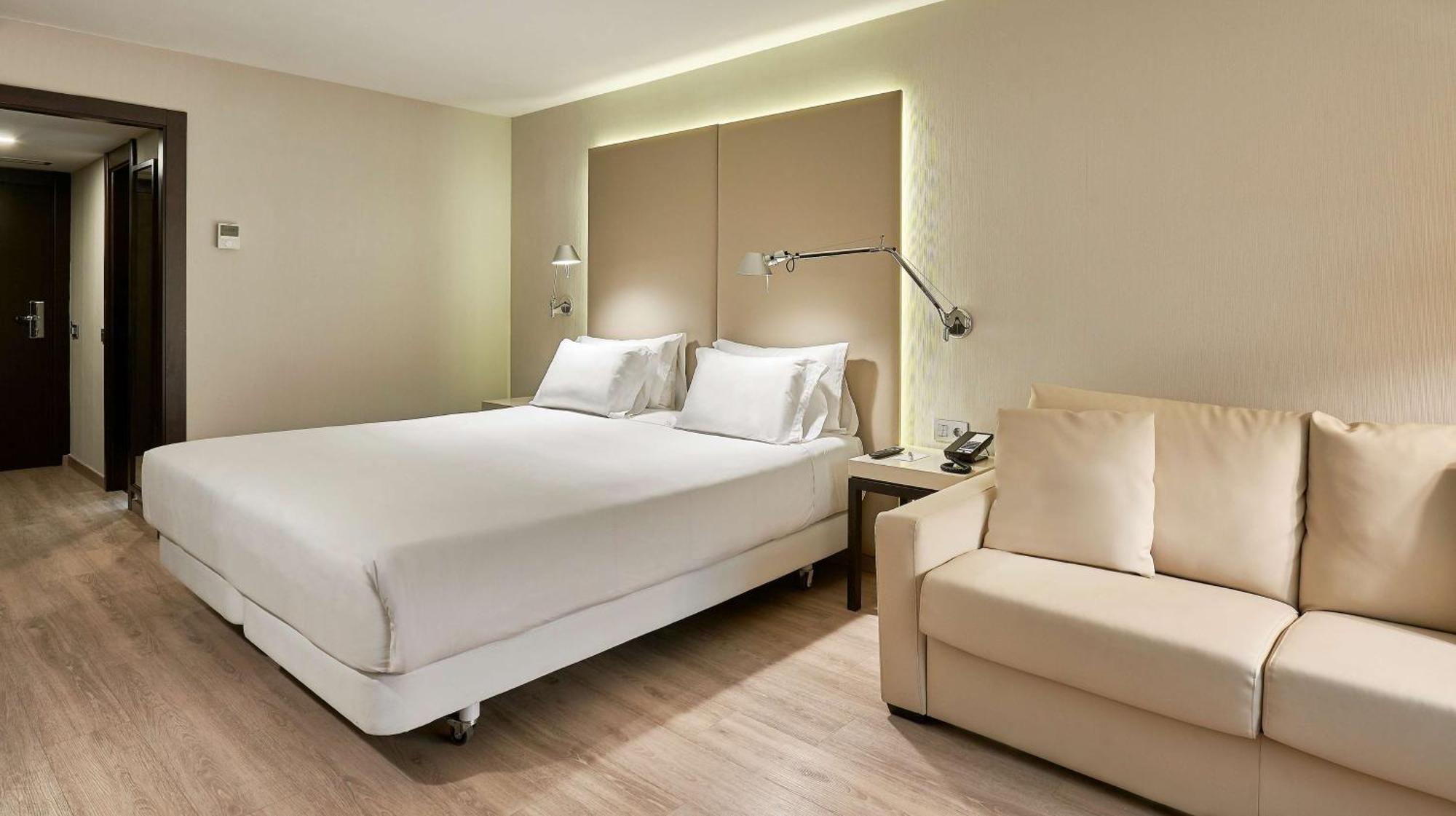 Nh Lleida Pirineos Hotel Bagian luar foto