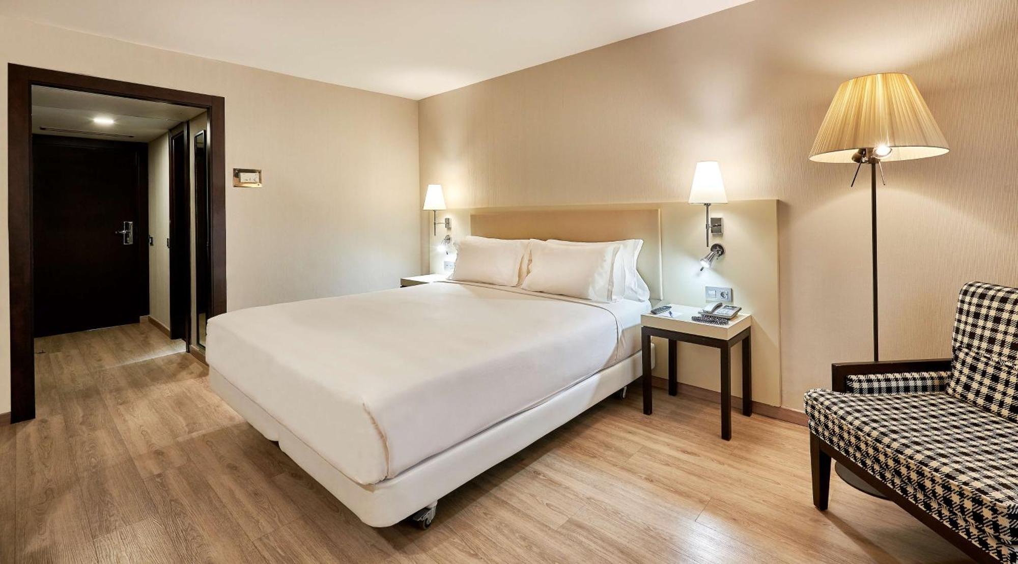 Nh Lleida Pirineos Hotel Bagian luar foto
