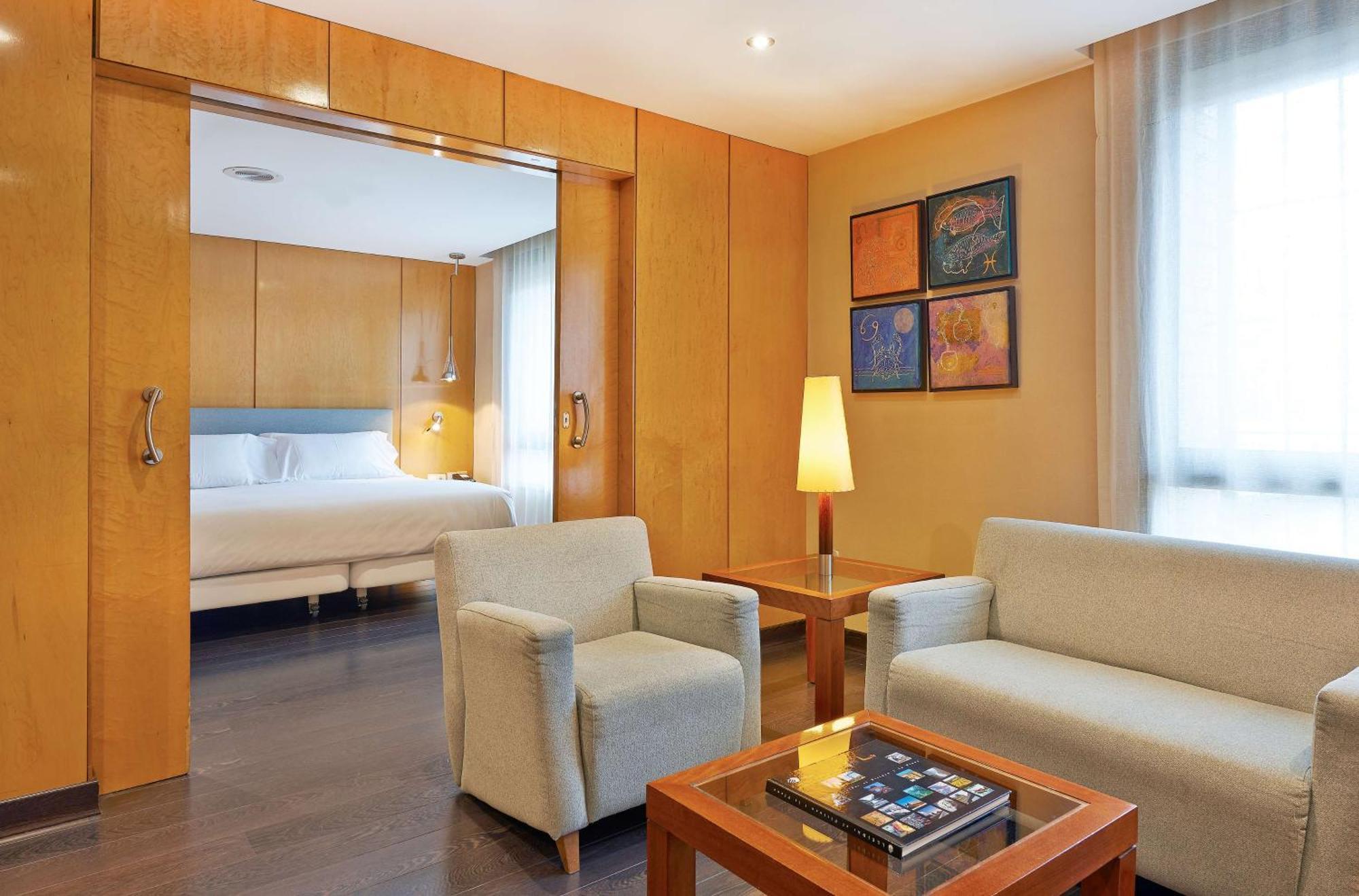 Nh Lleida Pirineos Hotel Bagian luar foto