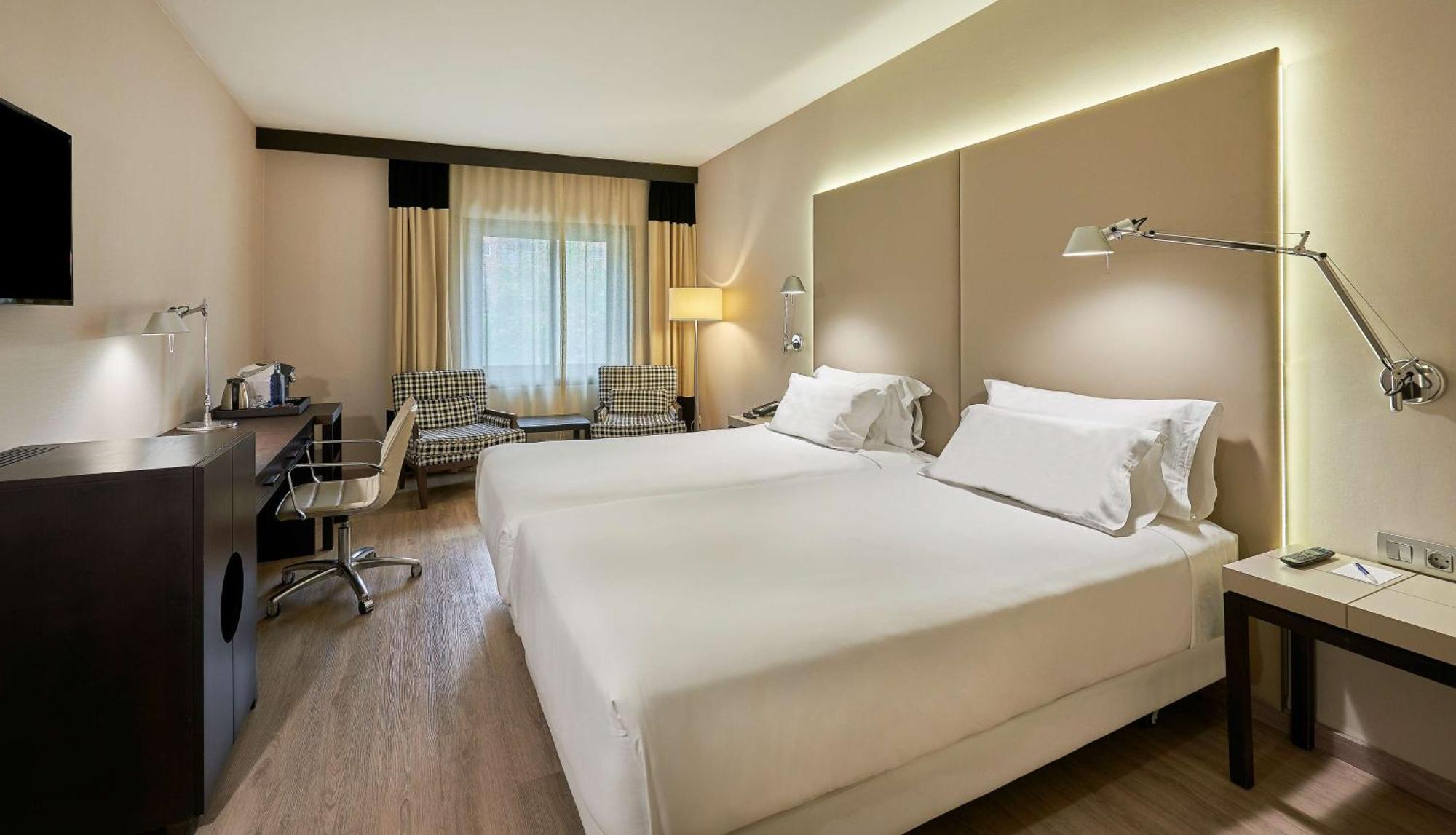 Nh Lleida Pirineos Hotel Bagian luar foto