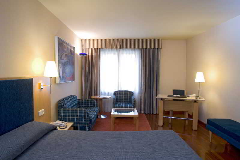 Nh Lleida Pirineos Hotel Bagian luar foto