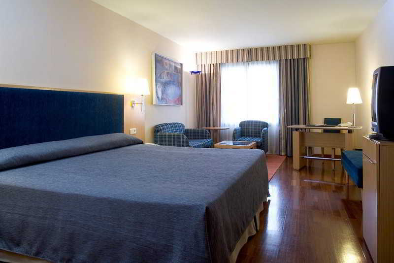 Nh Lleida Pirineos Hotel Bagian luar foto