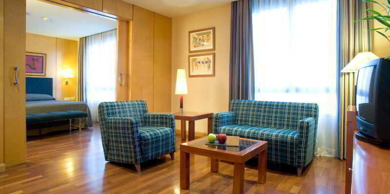 Nh Lleida Pirineos Hotel Bagian luar foto