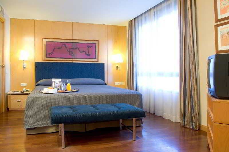 Nh Lleida Pirineos Hotel Bagian luar foto