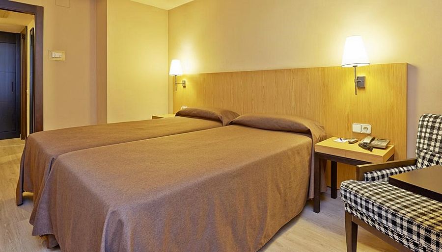 Nh Lleida Pirineos Hotel Bagian luar foto