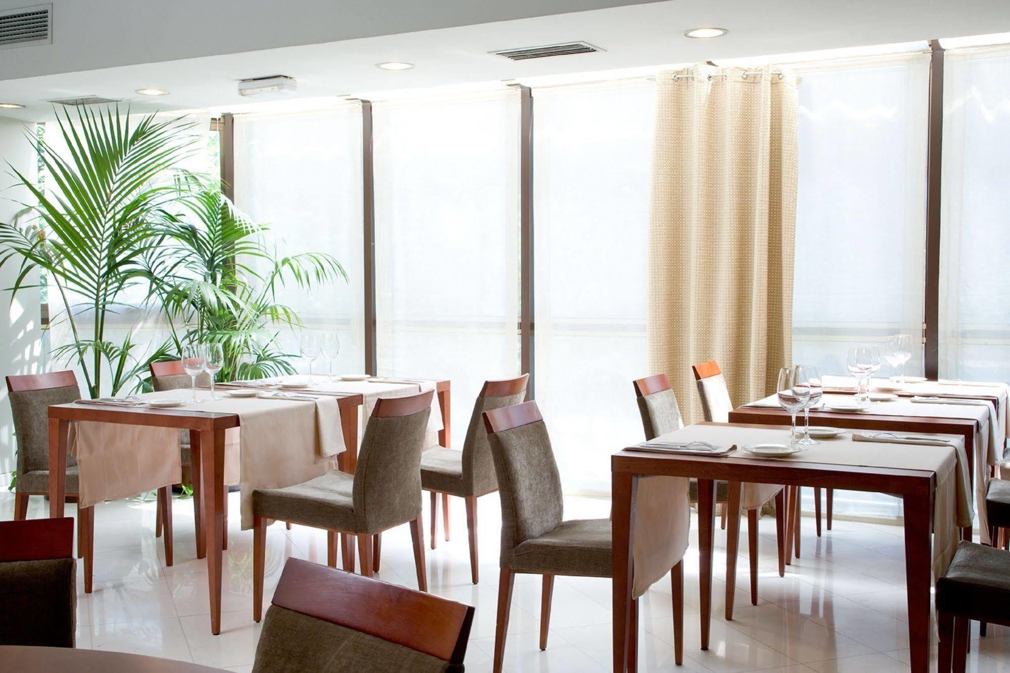 Nh Lleida Pirineos Hotel Bagian luar foto