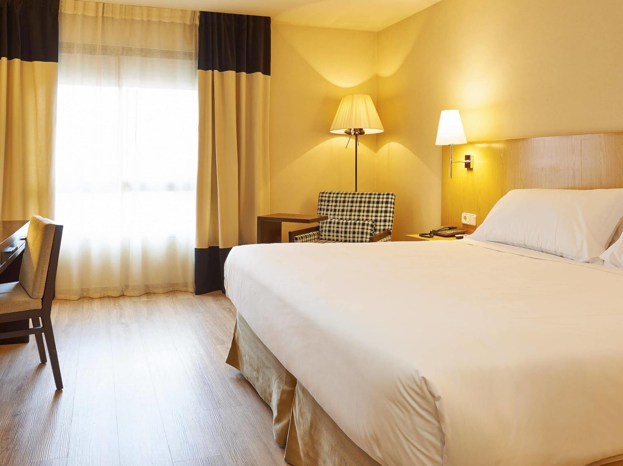 Nh Lleida Pirineos Hotel Bagian luar foto
